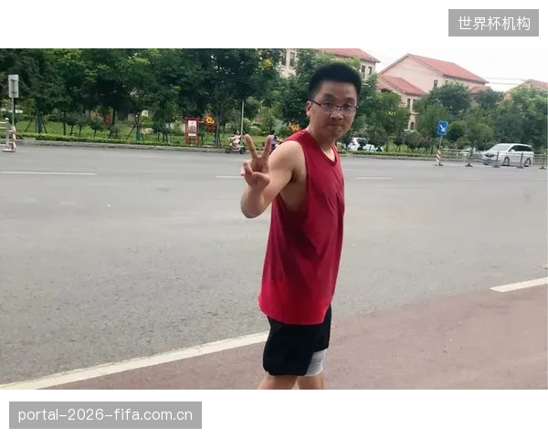 为了维护一块世界级的专业草坪,而将绝大多数业余爱好者拒之门外,这种“专业”是否背离了“全民共享”的初衷? 为了维护一块世界级的专业草坪,而将绝大多数业余爱好者拒之门外,这种“专业”是否背离了“全民共享”的初衷?